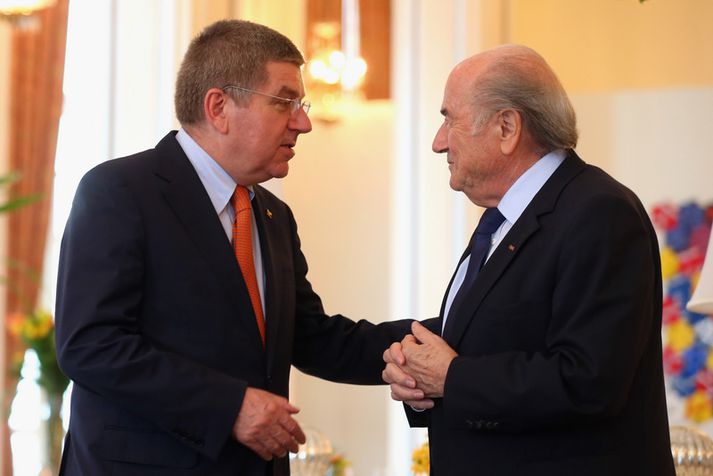 Thomas Bach og Sepp Blatter ræðast við.