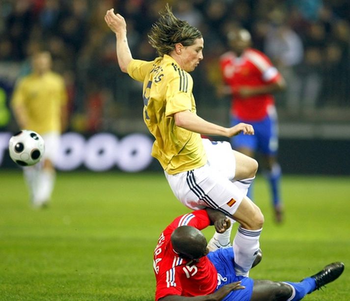 Fernando Torres er hér tæklaður af Lilian Thuram í leiknum í gær með þeim afleiðingum að Torres þurfti að fara af velli.