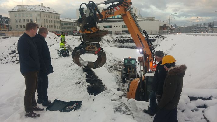 Frá framkvæmdunum við Austurbakka fyrr í dag. 