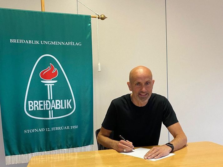 Pétur Ingvarsson skrifar undir samninginn.