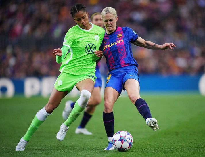 Sveindís Jane Jónsdóttir í baráttu við Maria Leon á Camp Nou í fyrri leiknum.