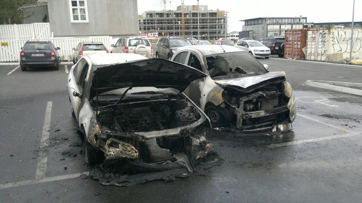 Bílarnir stóðu í björtu báli og eru nú brunarústirnar einar.