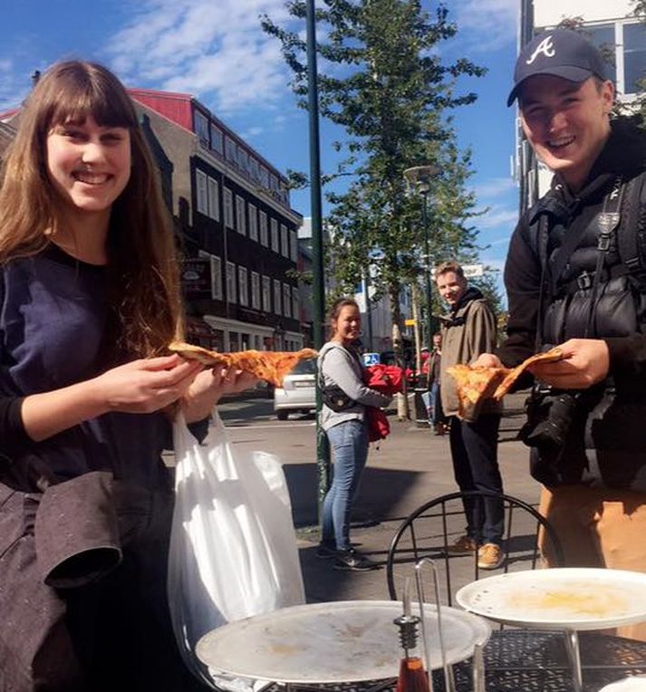 Ferðamennirnir kátu frá Berlín gengu sáttir á brott með fjórar pítsusneiðar en þeir segja ástæðuna fyrir bóninni vera hátt verðlag í Reykjavík.