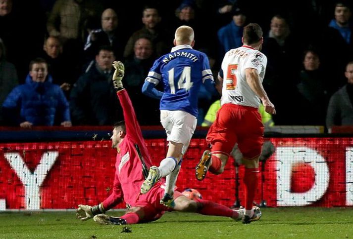 Steven Naismith skorar annað mark sitt og annað mark Everton.