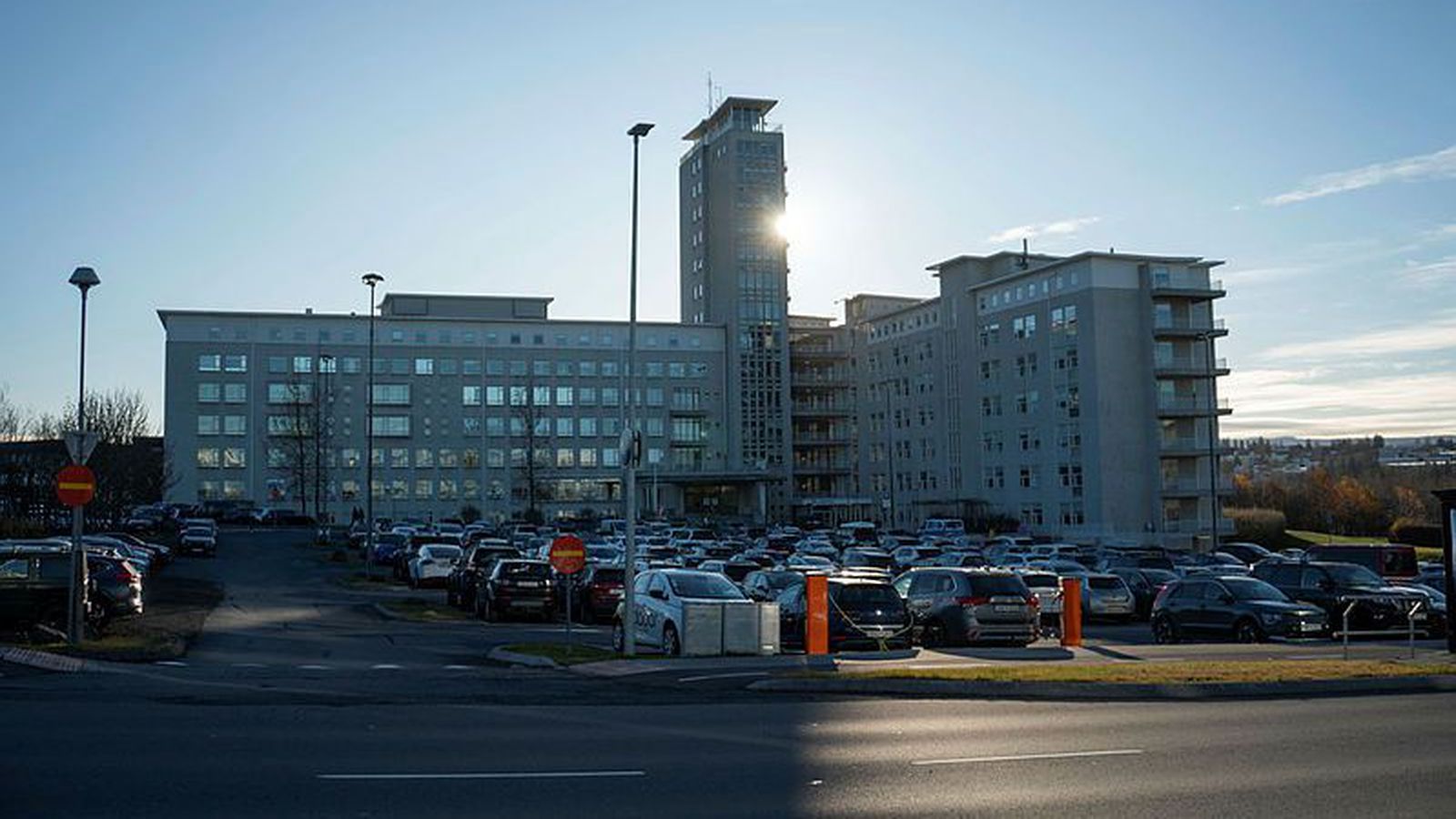 Yfir­völd hafi út­vegað tvö ný rými og ó­breytt á­stand