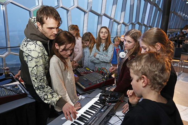Tónlistarmaðurinn Oculus, Friðfinnur Sigurðsson, sýndi börnunum réttu tökin.