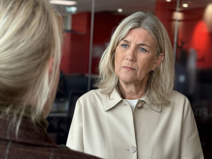 Hanna Katrín Friðriksson, ferðamálaráðherra, er slegin vegna banaslyss sem varð í Reynisfjöru um liðna helgi. Henni hugnast ekki varanleg lokun en vill auknar öryggisráðstafanir.
