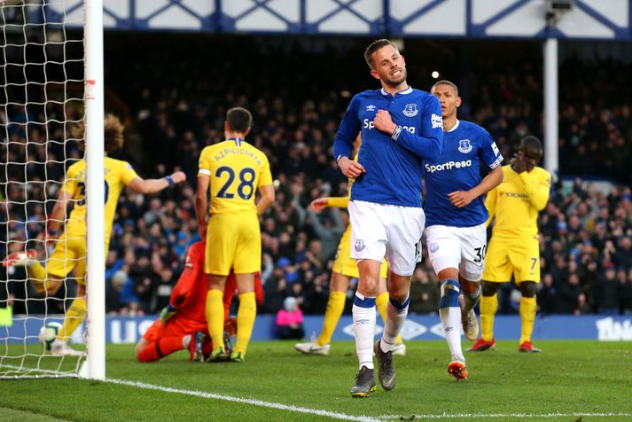 Gylfi Þór reynir að fagna markinu á móti Chelsea en er svekktur að hafa brennt af vítinu.