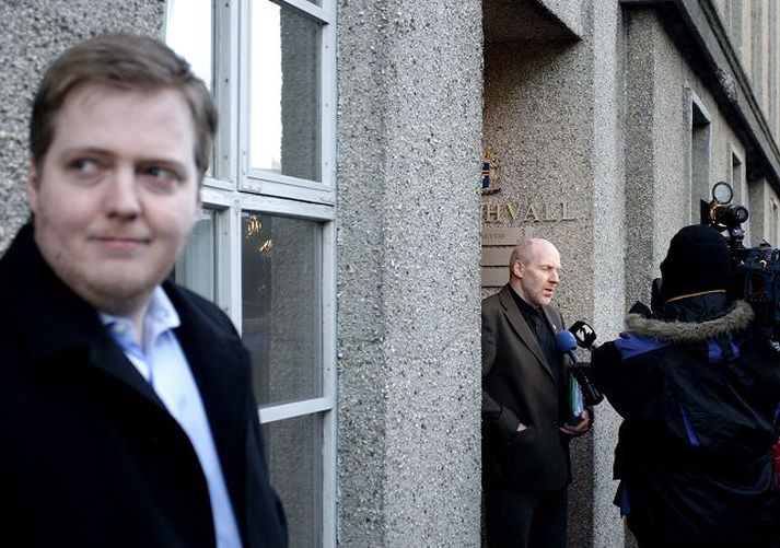 Sigmundur davíð og Steingrímur Færi ég að gefa kjósendum leiðbeiningar, væri eins víst að formaður Framsóknarflokksins teldi þær vitlausar og skaðlegar, sagði Steingrímur J. Sigfússon og segir að valdið sé kjósenda í þjóðaratkvæðagreiðslunni sem verður haldin á morgun. Fréttablaðið/GVA