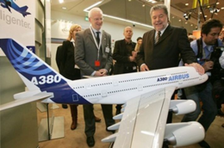 Dáðst að líkani af A380 risaþotunni frá Airbus.