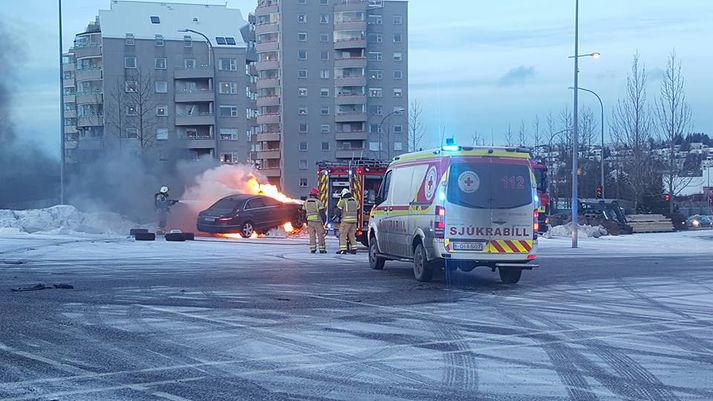 Það logaði glatt þegar slökkvilið mætti á staðinn.