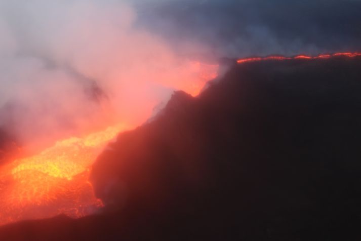 Engin merki eru um að eldgosinu ljúki á næstunni og mengun frá því er stöðug og mikil.