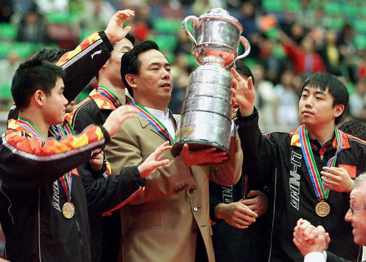 Kínverjar fagna heimsmeistaratitlinum á HM í Japan árið 2001.