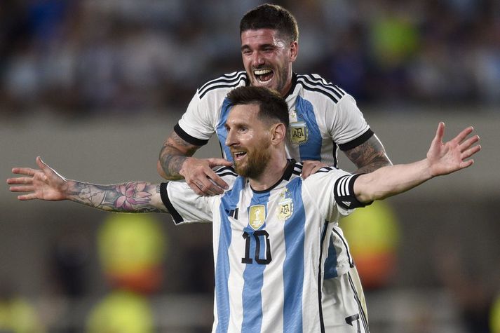 Rodrigo De Paul hoppar á axlir LIonels Messi eftir glæsimarkið í nótt.