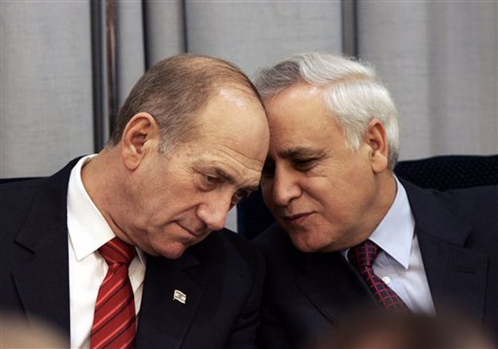 Ehud Olmert (t.v.), starfandi forsætisráðherra Ísraels, og Moshe Katsav, forseti, ræða málin.