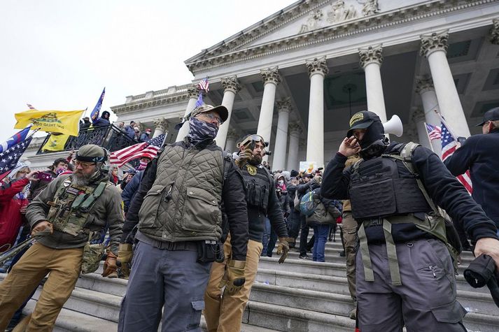 Meðlimir Oath Keepers fyrir utan þinghúsið þann 6. janúar.