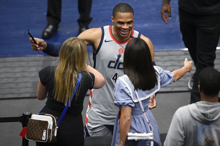 Russell Westbrook fagnaði með stuðningsmönnum eftir sigurinn dýrmæta í gærkvöld.