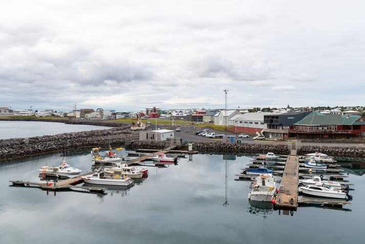 Frá smábátahöfninni í Keflavík þar sem maðurinn stakk sér til sunds í gærkvöldi.