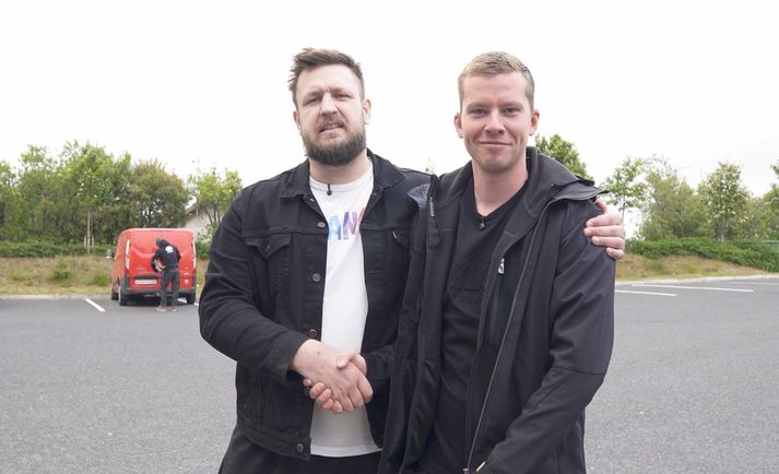 Tommi Steindórs (t.v.), dagskrárstjóri X977 óskar hér Eyjólfi Eiríkssyni til hamingju með titilinn Iðnaðarmaður ársins 2025. Eyjólfur vann með nokkrum yfirburðum.