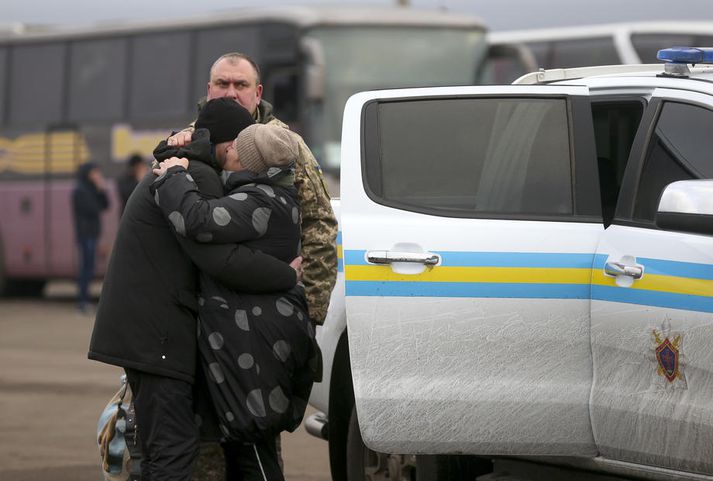 Úkraínumaður faðmar ástvin eftir að honum var sleppt í gær. Fangaskiptin fóru fram í borginni Horvlika í Donetsk-héraði.