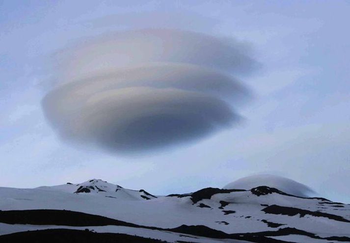 Jökullinn og himininn er fagur á að líta.
