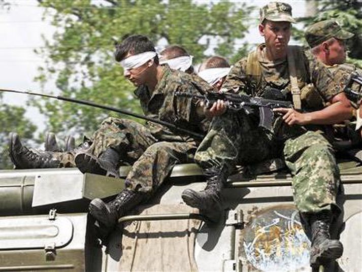 Rússar með georgíska hermenn í sinni vörslu.