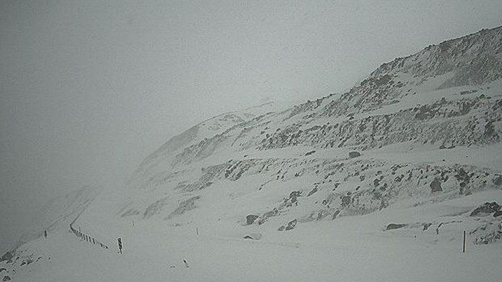 Hring­veginum lokað, snjó­flóð og flughálka