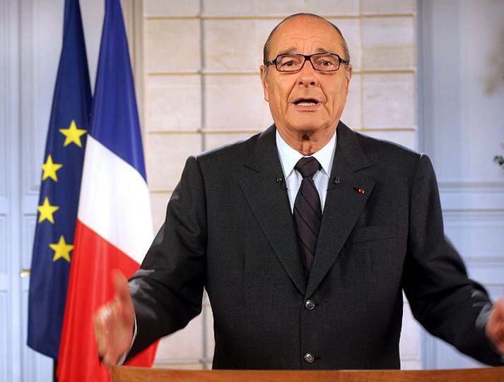 Jacques Chirac sagði í ávarpi sínu að á næstu misserum myndu ríflega fimmtíu þúsund ungmenni hljóta hagnýta þjálfun til að þau ættu auðveldara með að fá vinnu.