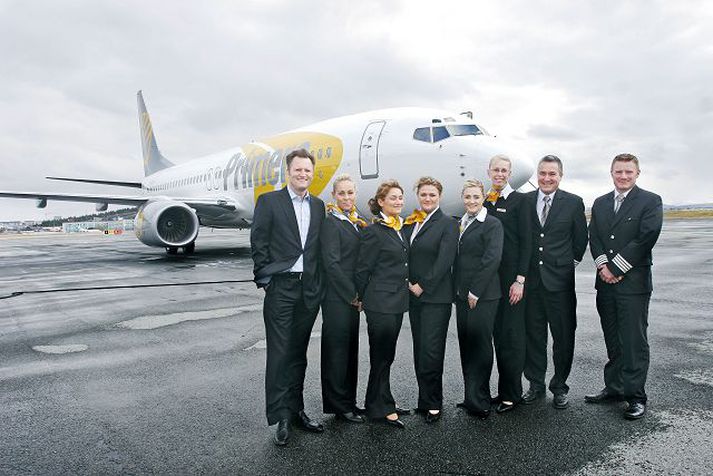 Andri Már Ingólfsson, forstjóri Primera Travel Group, ásamt íslenskum flugfreyjum Primera Air og dönskum flugmönnum.