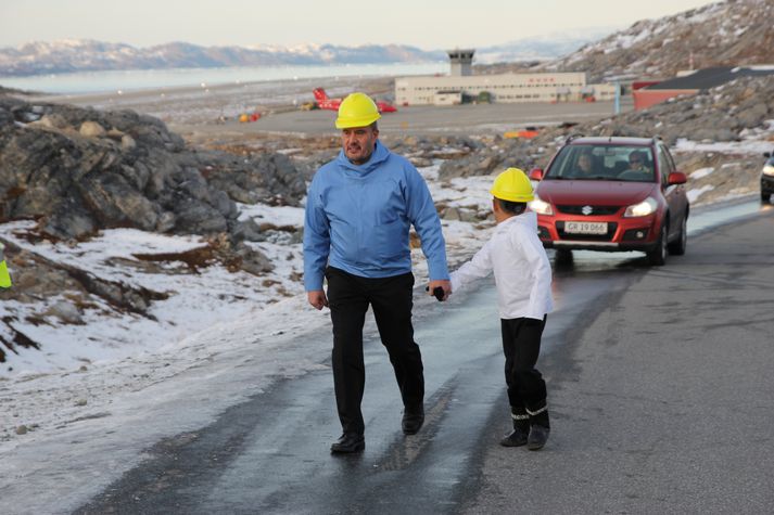 Kim Kielsen mætir á vettvang ásamt drengnum, sem horfir til baka á Nuuk-flugvöll. Núverandi braut er aðeins 950 metra löng en leggja á nýja 2.200 metra braut við hlið hennar.