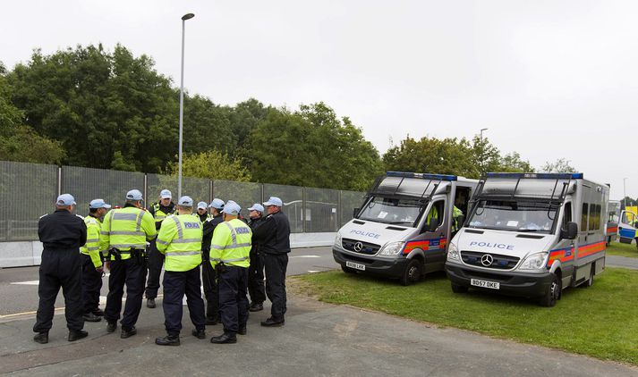 Maðurinn var handtekinn eftir að hafa verið skotinn með rafbyssu en hann fékk fljótlega hjartastopp og lést á vettvangi árásarinnar.
