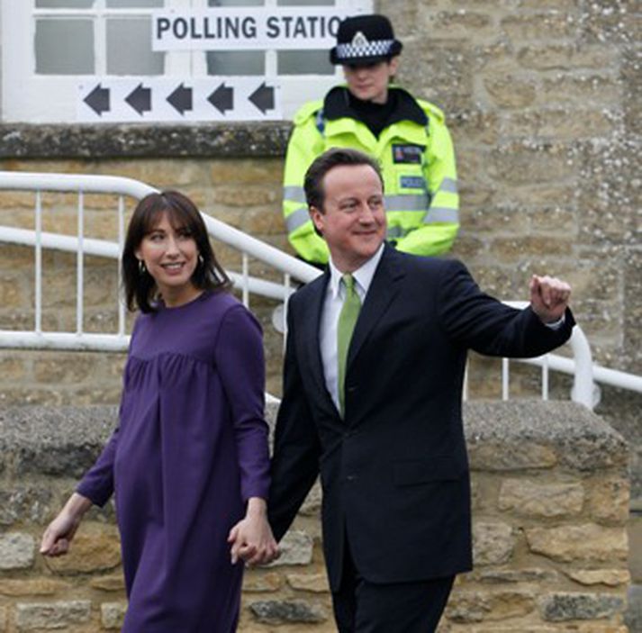David Cameron, leiðtogi Íhaldsflokksins, og Samantha eiginkona hans fyrir utan kjörstað fyrr í dag.