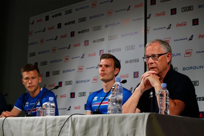 Arnór Ingvi, Theodór Elmar og Lars Lagerbåck á fundinum í morgun.