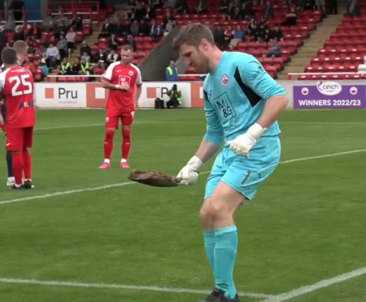 Derek Gaston fann skaftlausa skóflu til að bjarga málunum.
