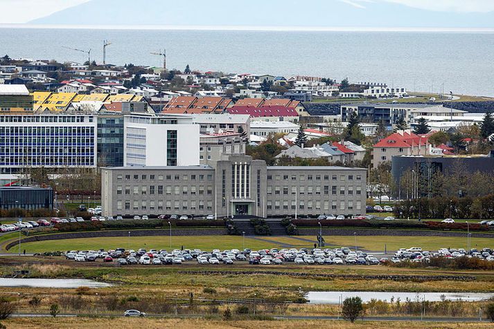 Stór hluti nemenda við Háskóla Íslands kemur akandi í skólann. Umræða um bílastæðagjöld hafa verið áberandi undanfarin ár og nú er komið að stóru stundinni.