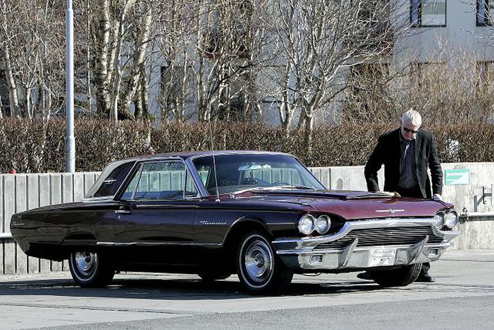 Aðalsteinn pantaði sér eðalvagn af gerðinni Ford Thunderbird á netinu og var heppinn. Hér er hann að pússa bílinn eftir veturinn. 
Fréttablaðið/Vilhelm