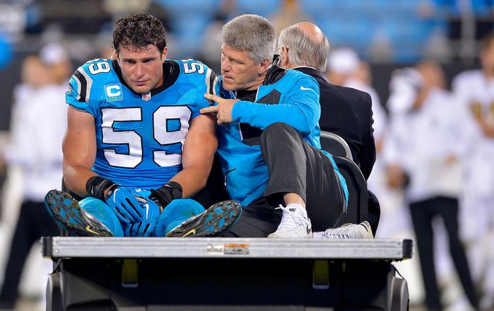 Luke Kuechly var niðurbrotinn þegar hann var keyrður út af vellinum.