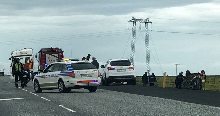 Mikill viðbúnaður var við Bláfjallaafleggjarann á Suðurlandsvegi þar sem bílslys varð.