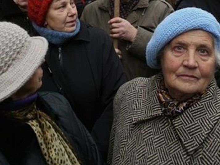 Þessi gamla kona er að öllum líkindum komin á eftirlaun. Mynd/ AFP.