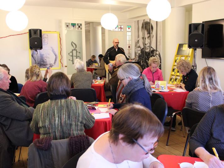 Bubbi lék fyrir fullu húsi í höfuðstöðvum Amnesty að Þingholtsstræti