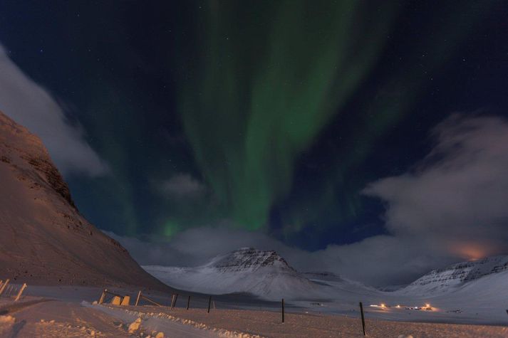 Norðurljósin skörtuðu svo sannarlega sínu fegursta í Bolungarvík í gærkvöldi.