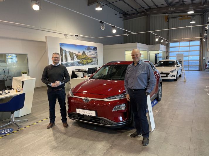 Pálmi Viðar Snorrason, aðstoðarframkvæmdastjóri Bílaleigu Akureyrar, og Heiðar J. Sveinsson, framkvæmdastjóri Hyundai á Íslandi, við nýjan Hyundai Kona EV.