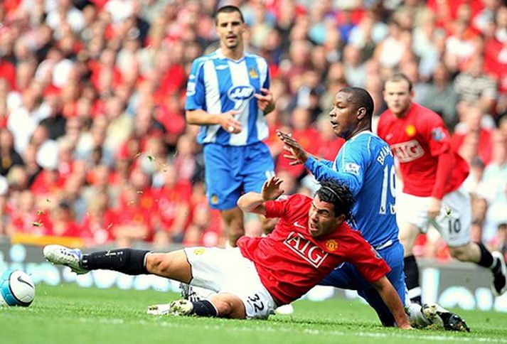 Titus Bramble reynir hér að halda aftur af Carlos Tevez í leiknum í dag.