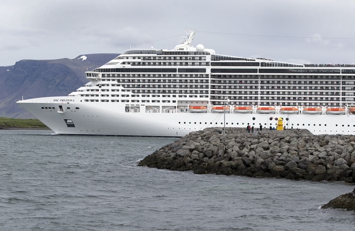 Lagt er til að sérstakt gjald verði innheimt fyrir hvern farþega sem er um borð í skemmtiferðaskipi meðan á innanlandssiglingum þess stendur. 