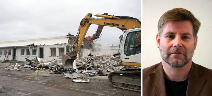 Niðurrif byggingarinnar hófst í gær. Már Vilhjálmsson rektor skólans er ánægður með bætt aðgengi fyrir hreyfihamlaða.
