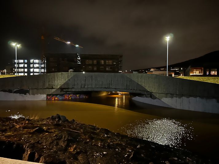 Vatn hefur flætt úr pollinum við Hringhamar ofan í nálæg undirgöng sem eru eins og sjá má næstum alveg full. Vænta má að vatnið nái tveggja metra dýpt inni í göngunum.