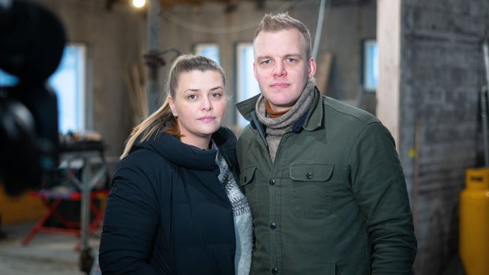 Dalrós Líndal og Sverrir Örn greiða af húsnæði sem þau geta ekki nýtt. Framkvæmdir voru stöðvaðar eftir að byggingarfulltrúi fór að efast um byggingarleyfi sem hann samþykkti og gaf út einu og hálfu ári áður.