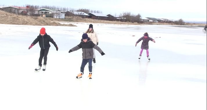 Á veturna er Löngudæl notuð sem skautasvell en á sumrin eru þar kajakaferðir í boði fyrir ferðamenn.