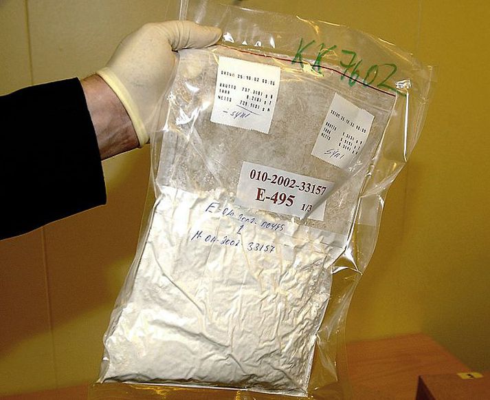 Pakkinn var falinn í ruslakörfu á salerni flugvélar frá Icelandair.