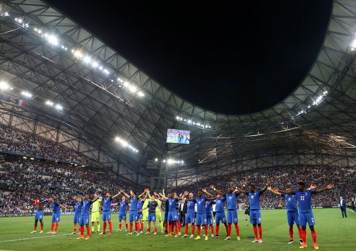 Paul Pogba fagnar með víkingaklappinu eftir leik með félögum sínum í franska landsliðinu.